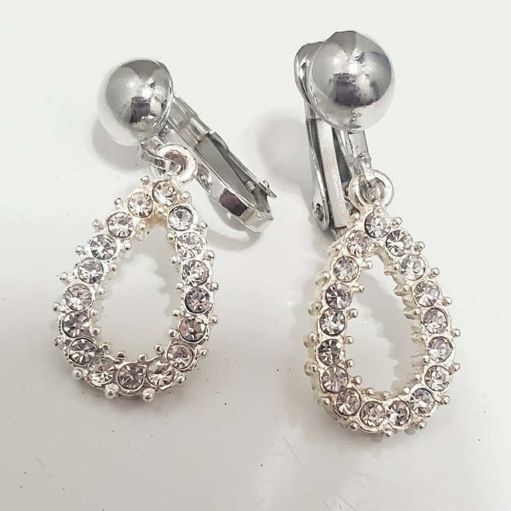 Vintage Teardrop Rhinestone Earrings - Clear Crystal Drop Earrings. 🌴